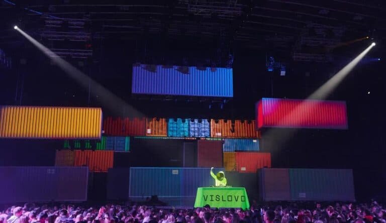 Diseño de escenario de concierto con paneles LED apilados y focos sobre la audiencia