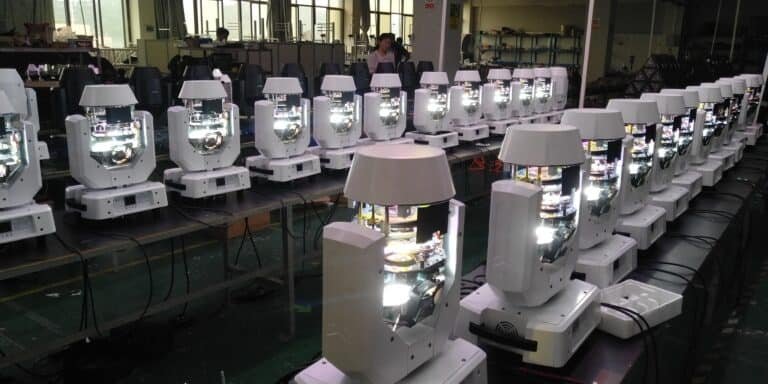 Filas de luces móviles preparadas para mantenimiento en un taller