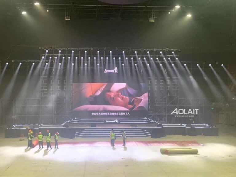 Ensayo en el escenario bajo filas de haces de luz móviles blancas