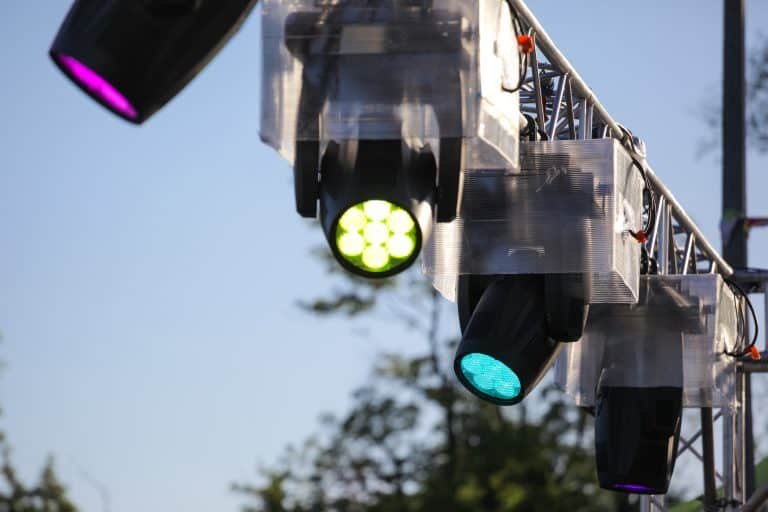 Luces de cabeza móvil montadas en un truss exterior