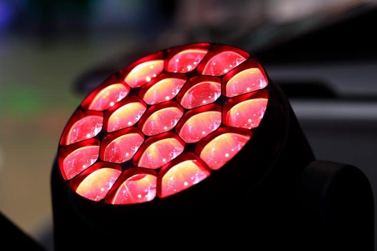 Primer plano de una luz de cabeza móvil con lavado LED rojo