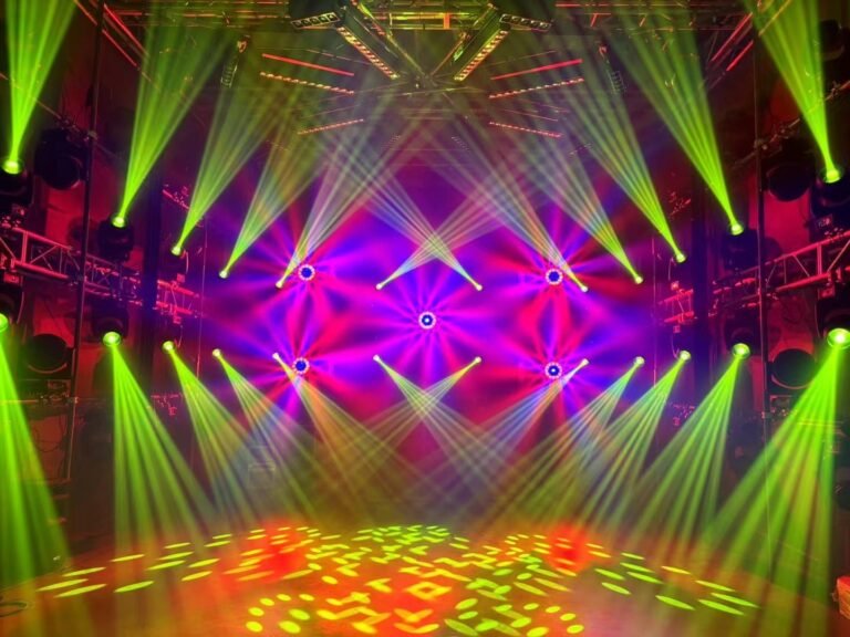 Haz de luz móviles y coloridos con patrones de gobo en un escenario interior