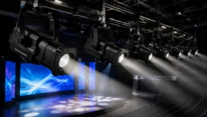 Foco de perfil LED instalado para iluminación de escenario de teatro